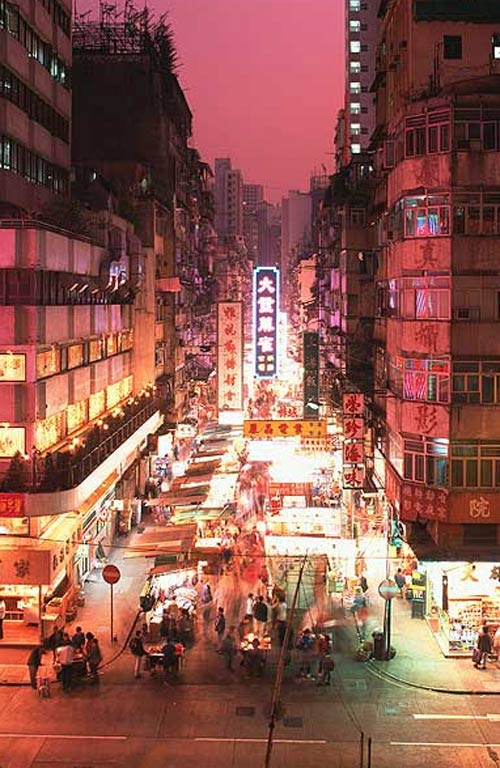 Hong Kong là thiên đường mua sắm, đặc biệt với các mặt hàng thời trang. Đây là trung tâm trung chuyển từ nhiều cơ sở thời trang từ Macao, Quảng Châu, Thâm Quyến ra thế giới. Bởi vậy, ở đây tập trung rất nhiều mẫu thời trang mới. Các khu mua sắm ở Hong Kong chủ yếu tập trung tại đảo Hong Kong và các bán đảo Cửu Long, Causeway Bay, nơi có 2 trung tâm mua sắm lớn là Sogo và Mitsukushi.