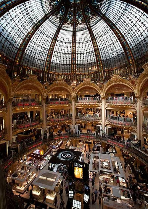 Paris vẫn thường được xem là kinh đô thời trang của thế giới. Ở đây tập trung những nhà tạo mẫu nổi tiếng, các buổi trình diễn thời trang quan trọng và những cửa hàng thời trang cao cấp. Paris từ lâu vẫn giữ vị trí kinh đô thời trang với các tập đoàn kinh doanh hàng xa xỉ hàng đầu thế giới như LVMH, hãng trang sức như Cartier, dinh van, Chanel với các trung tâm thương mại hoành tráng như Les Halles, La Défense...