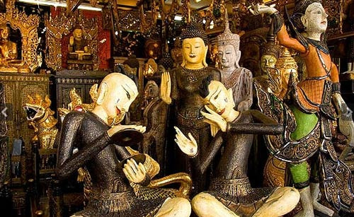 Thái Lan là một điểm du lịch yêu thích của nhiều người dân trên thế giới. Hàng năm, cứ đợt Giáng sinh và Tết dương lịch, không khí mua sắm ở đây, đặc biệt là ở thủ đô Bangkok, lại rộn ràng hơn bao giờ hết. Năm nay, không khí có vẻ như trùng xuống hơn sau trận lũ lụt lịch sử vừa xảy ra. Nói đến điểm shopping ở đây phải nhắc tới chợ cuối tuần Chatuchak. Đây là một khu chợ ngoài trời rộng và hoành tráng tới mức một đoàn tàu điện được huy động để hoạt động ở đây. Tại đây bày bán đủ các mặt hàng như quần áo, đồ nội thất, động vật, thuốc, sách báo…