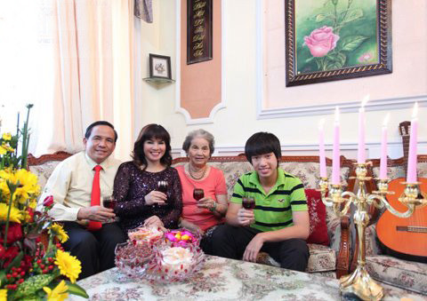 Căn biệt thự rộng 1.000 mét vuông xây kiểu Pháp những ngày Tết được Hoa hậu Kim Hồng trang hoàng với rất nhiều mai vàng, đào đỏ và ngập tràn hoa tươi... Hoa hồng và hoa sen là hai loại hoa mà Kim Hồng đặc biệt yêu thích nên phòng khách nhà chị không thể thiếu những bức tranh đá quý khổ lớn của hai loài hoa này. Căn biệt thự rộng 1.000 mét vuông xây kiểu Pháp những ngày Tết được Hoa hậu Kim Hồng trang hoàng với rất nhiều mai vàng, đào đỏ và ngập tràn hoa tươi... Hoa hồng và hoa sen là hai loại hoa mà Kim Hồng đặc biệt yêu thích nên phòng khách nhà chị không thể thiếu những bức tranh đá quý khổ lớn của hai loài hoa này.