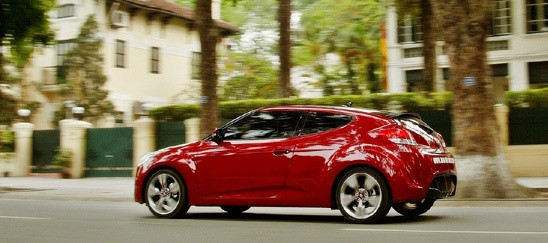 Hiện Hyundai Veloster đang được các nhà nhập khẩu bán với mức giá trên 40.000 USD trong khi đó Hyundai Thành Công phân phối mẫu xe cá tính này cùng động cơ 1.6L nhưng sử dụng công nghệ phun xăng DCVVT đi cùng mức giá 838 triệu đồng. Hiện Hyundai Veloster đang được các nhà nhập khẩu bán với mức giá trên 40.000 USD trong khi đó Hyundai Thành Công phân phối mẫu xe cá tính này cùng động cơ 1.6L nhưng sử dụng công nghệ phun xăng DCVVT đi cùng mức giá 838 triệu đồng.