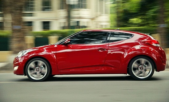 4. Hyundai Veloster Có thể thấy ngay điểm đặc biệt của chiếc xe là hình dáng coupe thể thao nhưng cửa xe thiết kế theo kiểu 2+1. Tức là xe gồm ba cửa ra vào, nhưng bên lái chỉ có một cửa, hai cửa còn lại nằm bên phụ và cánh cửa thứ 3 này được tích hợp thẳng vào cột C. Thiết kế này đi thẳng từ concept ra thực tế, không những tạo nét lạ, và còn thuận tiện cho người sử dụng khi muốn ra vào hàng ghế sau. 4. Hyundai Veloster Có thể thấy ngay điểm đặc biệt của chiếc xe là hình dáng coupe thể thao nhưng cửa xe thiết kế theo kiểu 2+1. Tức là xe gồm ba cửa ra vào, nhưng bên lái chỉ có một cửa, hai cửa còn lại nằm bên phụ và cánh cửa thứ 3 này được tích hợp thẳng vào cột C. Thiết kế này đi thẳng từ concept ra thực tế, không những tạo nét lạ, và còn thuận tiện cho người sử dụng khi muốn ra vào hàng ghế sau.