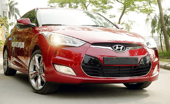 Xe có kích thước chiều dài cơ sở 2.649mm, chiều dài tổng thể 4.219mm và chiều rộng 1.790mm. So với tất cả cấc đối thủ như Scion tC hay Honda CR-Z… Veloster lợi thế hơn về mặt trọng lượng (1.172kg) và quan trọng hơn là thể tích cabin lên tới 2.981lit, lớn nhất dòng compact thể thao. Với thể tích cabin như vậy, Veloster khiến chúng tôi khá hài lòng về mặt bố trí nội thất cũng như khoảng không gian dành cho hành khách. Bước vào trong xe bạn sẽ nhận thấy sự đồng bộ và thống nhất với cảm hứng từ xe moto thể thao. Xe có kích thước chiều dài cơ sở 2.649mm, chiều dài tổng thể 4.219mm và chiều rộng 1.790mm. So với tất cả cấc đối thủ như Scion tC hay Honda CR-Z… Veloster lợi thế hơn về mặt trọng lượng (1.172kg) và quan trọng hơn là thể tích cabin lên tới 2.981lit, lớn nhất dòng compact thể thao. Với thể tích cabin như vậy, Veloster khiến chúng tôi khá hài lòng về mặt bố trí nội thất cũng như khoảng không gian dành cho hành khách. Bước vào trong xe bạn sẽ nhận thấy sự đồng bộ và thống nhất với cảm hứng từ xe moto thể thao.