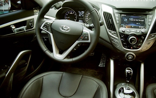 5. Mercedes C300 AMG Gạt bỏ đi tất cả những lời chê bai của thanh niên về dòng xe mang hình dáng già cỗi, Mercedes đã tạo ra một chiếc xe C-Class mới mang ký hiệu W204 hoàn toàn khác biệt. Trẻ trung và năng động hơn, không chỉ dừng lại ở vậy Mercedes Việt Nam còn tung ra phiên bản C300 với body-kit được AMG chế tạo riêng để tăng sự thu hút từ cả những khác hàng trẻ tuổi. Mercedes C300 AMG sở hữu kích thước dài, rộng, cao lần lượt là 4.951 x 1.770 x 1.447 mm. 5. Mercedes C300 AMG Gạt bỏ đi tất cả những lời chê bai của thanh niên về dòng xe mang hình dáng già cỗi, Mercedes đã tạo ra một chiếc xe C-Class mới mang ký hiệu W204 hoàn toàn khác biệt. Trẻ trung và năng động hơn, không chỉ dừng lại ở vậy Mercedes Việt Nam còn tung ra phiên bản C300 với body-kit được AMG chế tạo riêng để tăng sự thu hút từ cả những khác hàng trẻ tuổi. Mercedes C300 AMG sở hữu kích thước dài, rộng, cao lần lượt là 4.951 x 1.770 x 1.447 mm.