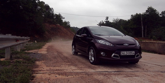 Phiên bản Fiesta Sport được trang bị động cơ 1.6 Duratec Ti-VCT, 4 xylanh DOHC dung tích 1596cc kết hợp với số tự động 6 cấp ly hợp kép Powershift. Với hệ truyền động này, Fiesta Sport đạt công suất cực đại 121 mã lực, mô men xoắn cực đại 151Nm tại vòng tua 4050 vòng/phút. Phiên bản Fiesta Sport được trang bị động cơ 1.6 Duratec Ti-VCT, 4 xylanh DOHC dung tích 1596cc kết hợp với số tự động 6 cấp ly hợp kép Powershift. Với hệ truyền động này, Fiesta Sport đạt công suất cực đại 121 mã lực, mô men xoắn cực đại 151Nm tại vòng tua 4050 vòng/phút.