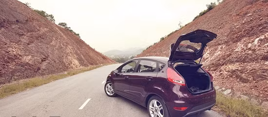 3. Ford Fiesta Sport Xét về ngoại hình, nếu như Yaris sở hữu thiết kế tròn trịa đáng yêu vốn chiếm nhiều cảm tình từ phái nữ, thì Fiesta tươi mới trẻ trung và cá tính hơn, hợp với giới trẻ nói chung. Kích thước tổng thể chiều dài, chiều rộng, chiều cao của xe tương ứng là 3.950 x 1.722 x 1.496 mm. Fiesta ngắn hơn Ford Focus nhưng lại vẫn dài hơn so với Yaris 165 mm, rộng hơn 27 mm nhưng lại thấp hơn Yaris 24 mm. 3. Ford Fiesta Sport Xét về ngoại hình, nếu như Yaris sở hữu thiết kế tròn trịa đáng yêu vốn chiếm nhiều cảm tình từ phái nữ, thì Fiesta tươi mới trẻ trung và cá tính hơn, hợp với giới trẻ nói chung. Kích thước tổng thể chiều dài, chiều rộng, chiều cao của xe tương ứng là 3.950 x 1.722 x 1.496 mm. Fiesta ngắn hơn Ford Focus nhưng lại vẫn dài hơn so với Yaris 165 mm, rộng hơn 27 mm nhưng lại thấp hơn Yaris 24 mm.