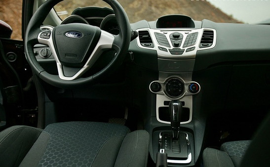 Tính trẻ trung của Fiesta không chỉ nằm ở ngoại thất, mà còn ở nội thất với nhiều tính năng công nghệ cao khá thú vị. Mới lạ nhất phải kể đến bộ điều khiển bằng giọng nói Voice Control. Bạn chỉ cần bấm nút kích hoạt ở cần gạt xi-nhan rồi bắt đầu phát âm thật chuẩn các từ khóa “Radio”, “CD-Player”, “Telephone” xe sẽ tự động truy cập đến và thực hiện cuộc gọi nếu bạn đọc số trực tiếp hoặc thông qua danh bạ. Tính trẻ trung của Fiesta không chỉ nằm ở ngoại thất, mà còn ở nội thất với nhiều tính năng công nghệ cao khá thú vị. Mới lạ nhất phải kể đến bộ điều khiển bằng giọng nói Voice Control. Bạn chỉ cần bấm nút kích hoạt ở cần gạt xi-nhan rồi bắt đầu phát âm thật chuẩn các từ khóa “Radio”, “CD-Player”, “Telephone” xe sẽ tự động truy cập đến và thực hiện cuộc gọi nếu bạn đọc số trực tiếp hoặc thông qua danh bạ.