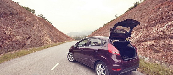 3. Ford Fiesta Sport Xét về ngoại hình, nếu như Yaris sở hữu thiết kế tròn trịa đáng yêu vốn chiếm nhiều cảm tình từ phái nữ, thì Fiesta tươi mới trẻ trung và cá tính hơn, hợp với giới trẻ nói chung. Kích thước tổng thể chiều dài, chiều rộng, chiều cao của xe tương ứng là 3.950 x 1.722 x 1.496 mm. Fiesta ngắn hơn Ford Focus nhưng lại vẫn dài hơn so với Yaris 165 mm, rộng hơn 27 mm nhưng lại thấp hơn Yaris 24 mm. 3. Ford Fiesta Sport Xét về ngoại hình, nếu như Yaris sở hữu thiết kế tròn trịa đáng yêu vốn chiếm nhiều cảm tình từ phái nữ, thì Fiesta tươi mới trẻ trung và cá tính hơn, hợp với giới trẻ nói chung. Kích thước tổng thể chiều dài, chiều rộng, chiều cao của xe tương ứng là 3.950 x 1.722 x 1.496 mm. Fiesta ngắn hơn Ford Focus nhưng lại vẫn dài hơn so với Yaris 165 mm, rộng hơn 27 mm nhưng lại thấp hơn Yaris 24 mm.