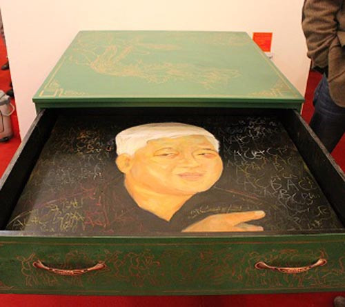 Còn hình ảnh Bầu Kiên được tác giả khắc họa rất độc đáo trong ngăn kéo... Tác giả: Nguyễn Hồng Phương, Trị giá: 3 tháng lương của cầu thủ Lê Công Vinh Còn hình ảnh Bầu Kiên được tác giả khắc họa rất độc đáo trong ngăn kéo... Tác giả: Nguyễn Hồng Phương, Trị giá: 3 tháng lương của cầu thủ Lê Công Vinh