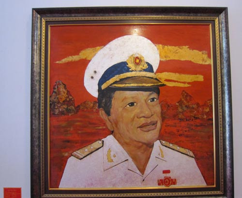 Những bức tranh được đưa vào triển lãm lần này đều mang một giá trị nhất định. Hơn nữa, số tiền để có được bức tranh cũng không đồng đều, có nhiều bức tranh không mua được bằng tiền mà chỉ có quy đổi ra sản phẩm. Bức tranh này mang tên "Trung tá" khắc họa chân dung chúa đảo Tuần Châu Đào Hồng Tuyển, chất liệu sơn mài, giá bán... 5.000 USD. Những bức tranh được đưa vào triển lãm lần này đều mang một giá trị nhất định. Hơn nữa, số tiền để có được bức tranh cũng không đồng đều, có nhiều bức tranh không mua được bằng tiền mà chỉ có quy đổi ra sản phẩm. Bức tranh này mang tên "Trung tá" khắc họa chân dung chúa đảo Tuần Châu Đào Hồng Tuyển, chất liệu sơn mài, giá bán... 5.000 USD.