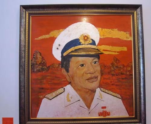 Những bức tranh được đưa vào triển lãm lần này đều mang một giá trị nhất định. Hơn nữa, số tiền để có được bức tranh cũng không đồng đều, có nhiều bức tranh không mua được bằng tiền mà chỉ có quy đổi ra sản phẩm. Bức tranh này mang tên "Trung tá" khắc họa chân dung chúa đảo Tuần Châu Đào Hồng Tuyển, chất liệu sơn mài, giá bán... 5.000 USD.