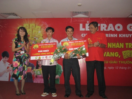 Tổng Giám đốc Trần Quí Thanh và Phó Tổng Giám đốc Phạm Thị Nụ (tập đoàn THP) chúc mừng Anh Lê Văn Dũng (Long An) và Anh Huỳnh Xuân Thanh (Vĩnh Long), khách hàng trúng 1 lượng vàng trong chương trình "Vui Xuân xé nhãn, trúng vàng".