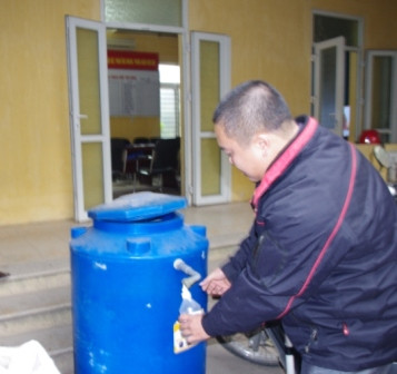 Nguyễn Văn Bính (SN 1979) có hộ khẩu thường trú ở Phổ Yên, Thái Nguyên và vợ là Nguyễn Thị Thu Trang (SN 1988) có hộ khẩu thường trú ở Hồng Dương, huyện Thanh Oai, Hà Nội thuê trọ tại ngõ 20, đội 2 xã Tả Thanh Oai, huyện Thanh Trì vừa bị Công an huyện Thanh Trì phát hiện sản xuất nước muối giả (loại nước muối sinh lý Natri Clorid 0,9%). Nguyễn Văn Bính (SN 1979) có hộ khẩu thường trú ở Phổ Yên, Thái Nguyên và vợ là Nguyễn Thị Thu Trang (SN 1988) có hộ khẩu thường trú ở Hồng Dương, huyện Thanh Oai, Hà Nội thuê trọ tại ngõ 20, đội 2 xã Tả Thanh Oai, huyện Thanh Trì vừa bị Công an huyện Thanh Trì phát hiện sản xuất nước muối giả (loại nước muối sinh lý Natri Clorid 0,9%).