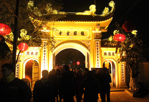 2h sáng, chùa Trấn Quốc vẫn còn sáng đèn. Hàng trăm người sau khi xem màn bắn pháo hoa đã đến đây để làm lễ. 2h sáng, chùa Trấn Quốc vẫn còn sáng đèn. Hàng trăm người sau khi xem màn bắn pháo hoa đã đến đây để làm lễ.