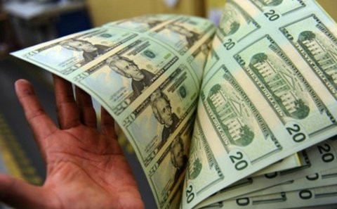 Hầu hết các nhà máy in ấn tiền tại các quốc gia trên thế giới đều được canh phòng cẩn mật và không cho phép những người ngoài tới gần. Tuy nhiên, tại Mỹ, nhà máy in đồng đô la, một trong những đồng tiền được sử dụng trong giao dịch quốc tế cũng như dự trữ của thế giới, lại được công khai và mở cửa chào đón khách tham quan.