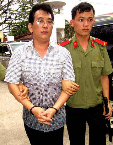 Ông Trương Ngọc Dũng bị dẫn về cơ quan điều tra. Ảnh: VNE Ông Trương Ngọc Dũng bị dẫn về cơ quan điều tra. Ảnh: VNE