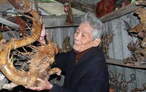 Ông cho biết, hình ảnh những cây tre ở miền quê thanh bình của ông đã ăn sâu vào tâm trí. Kể từ khi từ giã sự nghiệp giảng dạy, trở về với quê hương ông đã miệt mài sáng tạo, hoá rồng cho những gốc tre mà người dân nơi đây vẫn thường dùng để làm củi đốt trong những đêm đông lạnh giá. Ông cho biết, hình ảnh những cây tre ở miền quê thanh bình của ông đã ăn sâu vào tâm trí. Kể từ khi từ giã sự nghiệp giảng dạy, trở về với quê hương ông đã miệt mài sáng tạo, hoá rồng cho những gốc tre mà người dân nơi đây vẫn thường dùng để làm củi đốt trong những đêm đông lạnh giá.