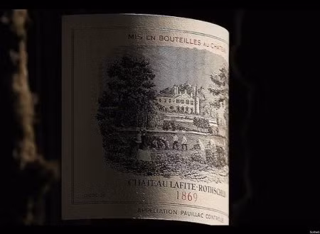 10. 1869 Château Lafite Năm 2010, một nhà thầu vô danh ở châu Á đã “rinh” sản phẩm này với mức giá kỷ lục 233.972 USD. Các nhà đấu giá đã hoàn toàn sửng sốt vì nghĩ Lafite là dòng sản phẩm bình dân đối với giới siêu giàu châu Á. Nó chỉ được xem như sự lựa chọn cuối cùng trong các món hàng xa xỉ. Năm 2010, một nhà thầu vô danh châu Á đã “rinh” sản phẩm này với mức giá kỷ lục 233.972 USD. Các nhà đấu giá đã hoàn toàn sửng sốt vì nghĩ Lafite là dòng sản phẩm bình dân đối với giới siêu giàu châu Á. Nó chỉ được xem như sự lựa chọn cuối cùng trong các món hàng xa xỉ.
