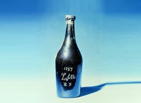 9. 1787 Chateau Lafite Năm 1985, ông vua xuất bản Malcolm Forbes đã trả gần 160.000 USD cho một chai vang 1787, tương đương 315.000 USD ngày nay. Nhiều nguồn tin cho rằng, đây là loại được lấy từ hầm rượu của cố Tổng thống Mỹ Thomas Jefferson, trên thân chai có các chữ cái ThJ. Tuy nhiên, tới nay loại rượu này không còn sử dụng để uống, người ta chỉ mua nhằm mục đích sưu tập, trưng bày. Năm 1985, ông vua xuất bản Malcolm Forbes đã trả gần 160.000 USD cho chai vang 1787, tương đương 315.000 USD ngày nay. Nhiều nguồn tin cho rằng, đây là loại được lấy từ hầm rượu của cố Tổng thống Mỹ Thomas Jefferson, trên thân chai có các chữ cái ThJ. Tuy nhiên, tới nay loại rượu này không còn sử dụng để uống, người ta chỉ mua nhằm mục đích sưu tập, trưng bày. 9. 1787 Chateau Lafite Năm 1985, ông vua xuất bản Malcolm Forbes đã trả gần 160.000 USD cho một chai vang 1787, tương đương 315.000 USD ngày nay. Nhiều nguồn tin cho rằng, đây là loại được lấy từ hầm rượu của cố Tổng thống Mỹ Thomas Jefferson, trên thân chai có các chữ cái ThJ. Tuy nhiên, tới nay loại rượu này không còn sử dụng để uống, người ta chỉ mua nhằm mục đích sưu tập, trưng bày. Năm 1985, ông vua xuất bản Malcolm Forbes đã trả gần 160.000 USD cho chai vang 1787, tương đương 315.000 USD ngày nay. Nhiều nguồn tin cho rằng, đây là loại được lấy từ hầm rượu của cố Tổng thống Mỹ Thomas Jefferson, trên thân chai có các chữ cái ThJ. Tuy nhiên, tới nay loại rượu này không còn sử dụng để uống, người ta chỉ mua nhằm mục đích sưu tập, trưng bày.