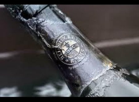 12. 1907 Heidsieck Năm 1916, 2000 chai sâm banh đã bị đắm theo con tàu của gia đình Hoàng gia Nga và chúng chỉ được phát hiện nhờ một trình điều khiển tàu thăm dò vào năm 1997. Hiện nay, những chai sâm banh này được bán đấu giá khắp nơi trên thế giới như một di vật lịch sử với giá 275.000 USD. Năm 1916, 2000 chai sâm banh đã bị đắm theo con tàu của gia đình Hoàng gia Nga và chúng chỉ được phát hiện nhờ một thiết bị điều khiển tàu thăm dò vào năm 1997. Hiện nay, những chai sâm banh này được bán đấu giá khắp nơi trên thế giới như một di vật lịch sử với giá 275.000 USD 12. 1907 Heidsieck Năm 1916, 2000 chai sâm banh đã bị đắm theo con tàu của gia đình Hoàng gia Nga và chúng chỉ được phát hiện nhờ một trình điều khiển tàu thăm dò vào năm 1997. Hiện nay, những chai sâm banh này được bán đấu giá khắp nơi trên thế giới như một di vật lịch sử với giá 275.000 USD. Năm 1916, 2000 chai sâm banh đã bị đắm theo con tàu của gia đình Hoàng gia Nga và chúng chỉ được phát hiện nhờ một thiết bị điều khiển tàu thăm dò vào năm 1997. Hiện nay, những chai sâm banh này được bán đấu giá khắp nơi trên thế giới như một di vật lịch sử với giá 275.000 USD