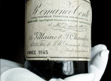 8. Romanée Conti 1945 Giá trị của Romanée Conti ở việc nó được sản xuất xuyên suốt thời chiến tranh thế giới thứ 2, trước sự kiện sâu phá hoại nho bùng nổ và chỉ có 600 chai được ra đời. Một nhà sưu tập Mỹ đã trả mức giá kỷ lục 123.000 USD cho chai rượu hiếm có khó tìm này tại nhà đấu giá Christie’s. Giá trị của Romanée Conti ở việc nó được sản xuất xuyên suốt thời chiến tranh thế giới thứ 2, trước sự kiện sâu phá hoại nho bùng nổ và chỉ có 600 chai được ra đời. Một nhà sưu tập Mỹ đã trả mức giá kỷ lục 123.000 USD cho chai rượu hiếm có khó tìm này tại nhà đấu giá Christie’s. 8. Romanée Conti 1945 Giá trị của Romanée Conti ở việc nó được sản xuất xuyên suốt thời chiến tranh thế giới thứ 2, trước sự kiện sâu phá hoại nho bùng nổ và chỉ có 600 chai được ra đời. Một nhà sưu tập Mỹ đã trả mức giá kỷ lục 123.000 USD cho chai rượu hiếm có khó tìm này tại nhà đấu giá Christie’s. Giá trị của Romanée Conti ở việc nó được sản xuất xuyên suốt thời chiến tranh thế giới thứ 2, trước sự kiện sâu phá hoại nho bùng nổ và chỉ có 600 chai được ra đời. Một nhà sưu tập Mỹ đã trả mức giá kỷ lục 123.000 USD cho chai rượu hiếm có khó tìm này tại nhà đấu giá Christie’s.