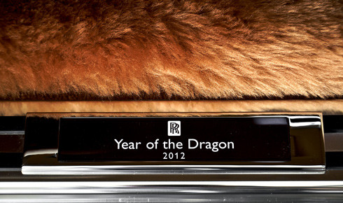 Dòng chữ "Year of the Dragon 2012" phía dưới logo trên bậc cửa. Dòng chữ "Year of the Dragon 2012" phía dưới logo trên bậc cửa.