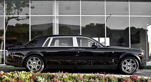Phiên bản Year of the Dragon được Rolls-Royce tạo ra nhằm vinh danh thị trường lớn nhất hãng là Trung Quốc nhân dịp năm con Rồng. Những chiếc Phantom thuộc phiên bản này có những đặc điểm nhận dạng như đường kẻ đúp kéo dài dọc thân xe với một con rồng nằm phía mũi xe. Phiên bản Year of the Dragon được Rolls-Royce tạo ra nhằm vinh danh thị trường lớn nhất hãng là Trung Quốc nhân dịp năm con Rồng. Những chiếc Phantom thuộc phiên bản này có những đặc điểm nhận dạng như đường kẻ đúp kéo dài dọc thân xe với một con rồng nằm phía mũi xe.