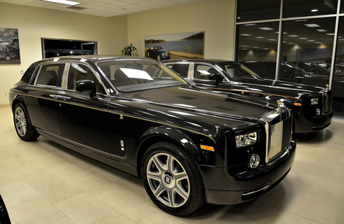 Rolls-Royce Phantom thuộc phiên bản "Year of the Dragon". Đường kẻ màu vàng kéo dài từ mũi xe tới phía đuôi là đặc điểm nhận dạng ở ngoại thất của bản in hình rồng. Ảnh: SupercarFocus. Rolls-Royce Phantom thuộc phiên bản "Year of the Dragon". Đường kẻ màu vàng kéo dài từ mũi xe tới phía đuôi là đặc điểm nhận dạng ở ngoại thất của bản in hình rồng. Ảnh: SupercarFocus.