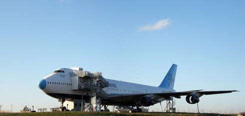 Chiếc máy bay này được hoàn thiện năm 1976 và phục vụ cho hãng hàng không Mỹ Pan American World Airways cho đến tận năm 2008. Sau đó, máy bay này được đưa về Thụy Điển và chuyển đổi thành khách sạn. Ảnh:Bậc thang để lên xuống khách sạn. Chiếc máy bay này được hoàn thiện năm 1976 và phục vụ cho hãng hàng không Mỹ Pan American World Airways cho đến tận năm 2008. Sau đó, máy bay này được đưa về Thụy Điển và chuyển đổi thành khách sạn. Ảnh:Bậc thang để lên xuống khách sạn.