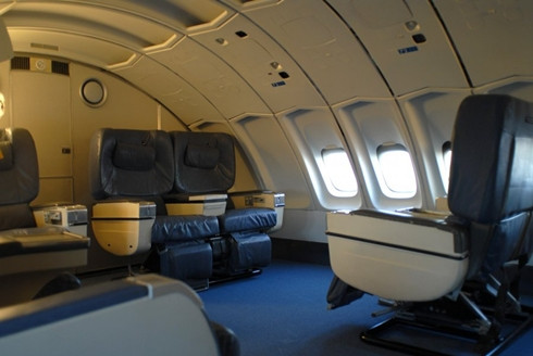 Khách hàng có thể tán gẫu với nhau trên những chiếc ghế bọc da êm ái như ở khoang hạng nhất Khách hàng có thể tán gẫu với nhau trên những chiếc ghế bọc da êm ái như ở khoang hạng nhất