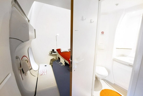 Cửa ra vào phòng cũng chính là cửa máy bay. Cửa ra vào phòng cũng chính là cửa máy bay.