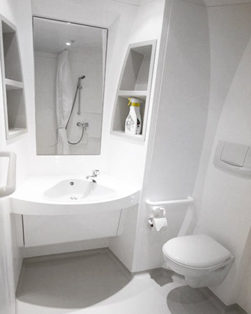 Phòng tắm sạch sẽ với toàn màu trắng. Phòng tắm sạch sẽ với toàn màu trắng.