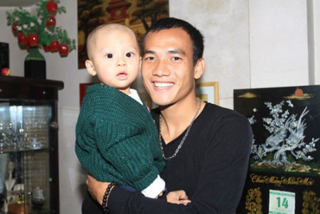 "Đi thi đấu xa nhà, nhớ con lắm, nhiều khi chỉ muốn chạy về nhà nựng con một lúc”, ông bố Ngọc Thanh - SHB.Đà Nẵng chia sẻ. "Đi thi đấu xa nhà, nhớ con lắm, nhiều khi chỉ muốn chạy về nhà nựng con một lúc”, ông bố Ngọc Thanh - SHB.Đà Nẵng chia sẻ.