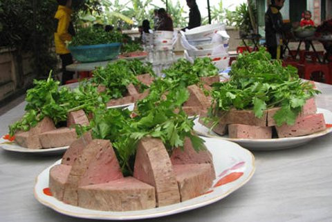 Chuẩn bị làm giò ngựa theo đặt hàng của siêu thị.