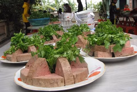 Chuẩn bị làm giò ngựa theo đặt hàng của siêu thị.