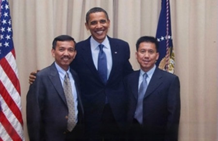 Ông Dương Tử Trung (bên trái) trong một lần gặp gỡ Tổng thống Mỹ Barack Obama. Ông Dương Tử Trung (bên trái) trong một lần gặp gỡ Tổng thống Mỹ Barack Obama.