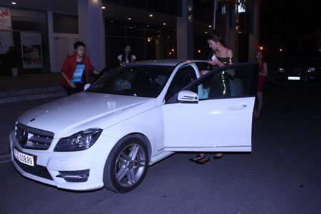 Thanh Hằng Tối 13/12/2011, khi xuất hiện trong một sự kiện tại khu đô thị Phú Mỹ Hưng (TP HCM), người đẹp "chân dài 1,12 m" Thanh Hằng đã khoe chiếc xế hộp màu trắng mới cáu cạnh có giá 1,5 tỷ đồng.