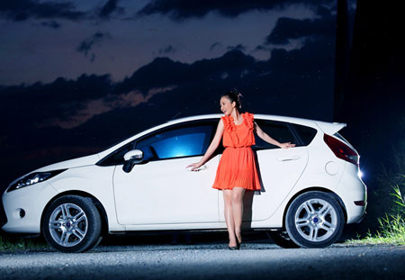 Kim Hiền Ngày 23/12/2011, Kim Hiền xuất hiện trong một bộ ảnh trên báo điện tử cùng với chiếc xế hộp cô vừa tậu ít ngày.