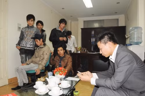 Công nhân vào tận phòng của ông Trương Xuân Đoàn - Tổng Giám đốc công ty CAVICO Xây dựng Thủy điện đòi nợ nhưng bất thành. Công nhân vào tận phòng của ông Trương Xuân Đoàn - Tổng Giám đốc công ty CAVICO Xây dựng Thủy điện đòi nợ nhưng bất thành.