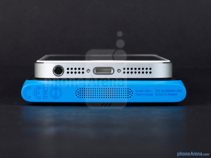 Cả 2 chiếc smartphone cao cấp này đều có đầu cắm tai nghe 3,5 mm, nút điều khiển âm lượng, micro và loa ngoài, camera 8-megapixel tự động lấy nét với đèn flash, dù iPhone 5 có ống kính F2.4, nokia Lumia là F2.2 Cả 2 chiếc smartphone cao cấp này đều có đầu cắm tai nghe 3,5 mm, nút điều khiển âm lượng, micro và loa ngoài, camera 8-megapixel tự động lấy nét với đèn flash, dù iPhone 5 có ống kính F2.4, nokia Lumia là F2.2