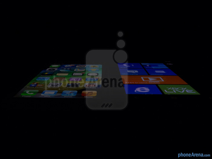 iPhone 5 (bên trái) và Lumia Nokia 900 (bên phải) iPhone 5 (bên trái) và Lumia Nokia 900 (bên phải)