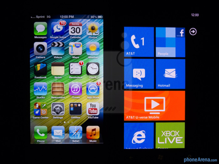 iPhone 5 (bên trái) và Lumia Nokia 900 (bên phải) iPhone 5 (bên trái) và Lumia Nokia 900 (bên phải)