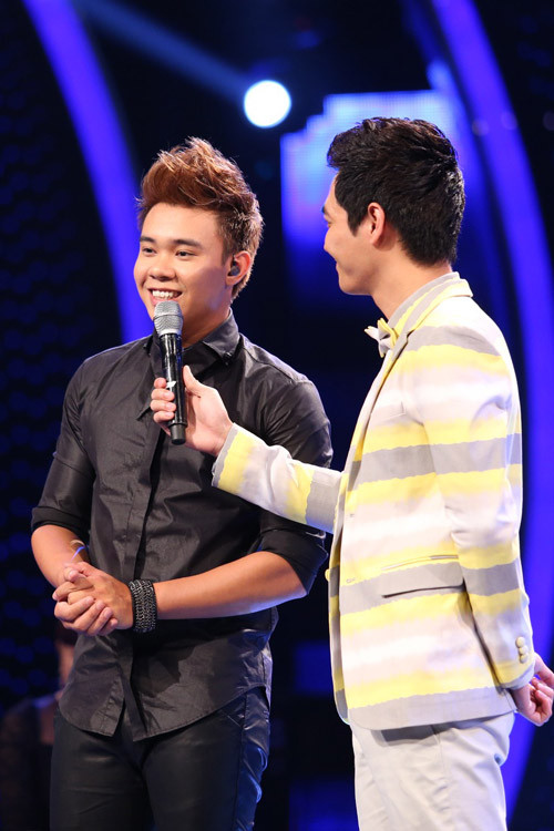 Đông Hùng khiến người xem không cầm nổi nước mắt với câu chuyện về gia đình mình Đông Hùng khiến người xem không cầm nổi nước mắt với câu chuyện về gia đình mình