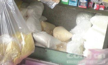 Hạt nêm “Thánh đầu bếp” được bày bán khắp chợ. Hạt nêm “Thánh đầu bếp” được bày bán khắp chợ.