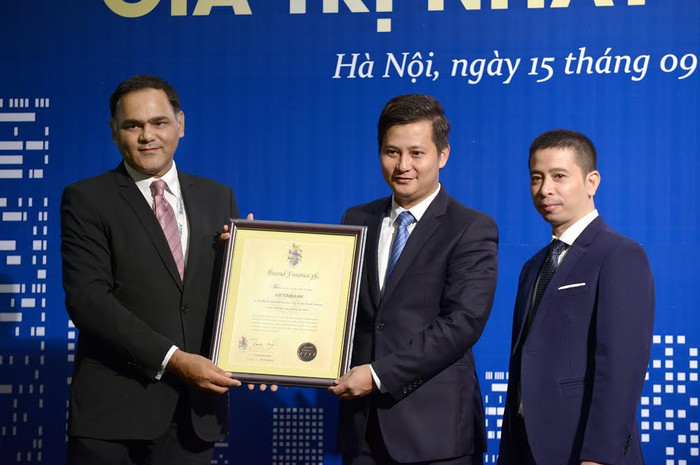 Phó Tổng Giám đốc Trần Công Quỳnh Lân (đứng giữa) đại diện VietinBank nhận Giải thưởng thương hiệu tăng trưởng mạnh nhất trong Top 10 (xét trên Chỉ số sức mạnh thương hiệu). Phó Tổng Giám đốc Trần Công Quỳnh Lân (đứng giữa) đại diện VietinBank nhận Giải thưởng thương hiệu tăng trưởng mạnh nhất trong Top 10 (xét trên Chỉ số sức mạnh thương hiệu).