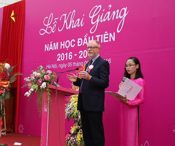 Thầy Martin Skelton - một nhà giáo nổi tiếng trên toàn thế giới - ông là nhà đồng sáng lập Công ty Fieldwork Education (thành viên Tập đoàn WCL), một nhà nghiên cứu chú trọng về xây dựng trường học thân thiện và từng tham gia thiết kế chương trình tiểu học Quốc tế (IPC), chương trình Trung học Quốc tế (IMYC) hiện đang được hơn 2.000 trường trên thế giới áp dụng phát biểu.