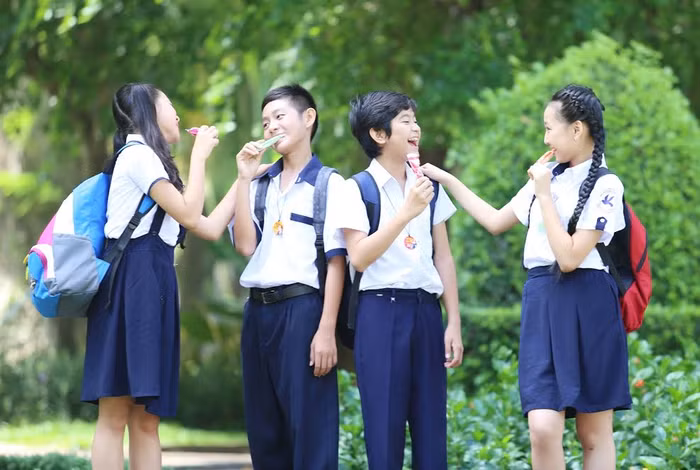 Đồng phục học sinh với áo trắng quần/ váy xanh khiến ai cũng như ai, nhưng dây đeo đa năng với nhiều màu, nhiều hình ảnh đã giúp tạo ra sự khác biệt, cá tính riêng cho mỗi bạn trẻ.