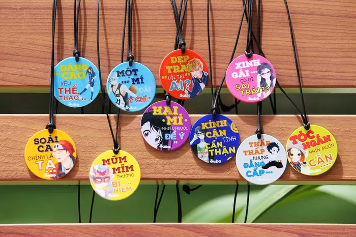 Bạn mũm mĩm, cận thị, mắt một mí, thậm chí là… nấm lùn đi chăng nữa thì cũng đừng tự ti mà hãy biến đó thành điểm mạnh của riêng mình bằng cách chọn dây: “Mũm mĩm thường… bí hiểm” hay “Kính cận tính cẩn thận”. Và còn nhiều nhiều những dây đeo có nội dung nhí nhảnh như “Tóc ngắn nhìn muốn cắn”, “Dáng cao yêu thể thao”…. tha hồ cho bạn lựa chọn.