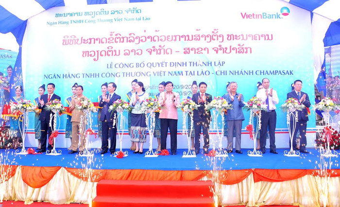 Các đại biểu cắt băng khai trương Chi nhánh Champasak - VietinBank Lào. Các đại biểu cắt băng khai trương Chi nhánh Champasak - VietinBank Lào.