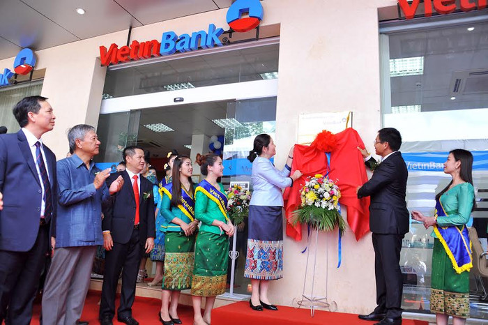 Đại biểu thực hiện nghi thức kéo biển khai trương Chi nhánh Champasak. Đại biểu thực hiện nghi thức kéo biển khai trương Chi nhánh Champasak.